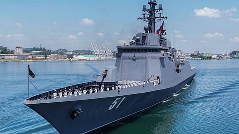 Now, devastation beyond imagination will be unleashed! Kim Jong-un has rolled out a fearsome 5,000-ton destroyer; enemies will break into a cold sweat.