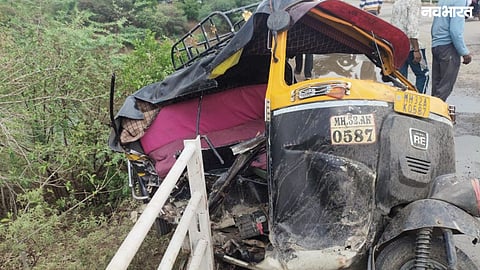 Seven people were severely injured in a head-on collision between an MSRTC bus and an auto-rickshaw near Pulgaon-Amravati road. Victims referred to Savangi hospital.