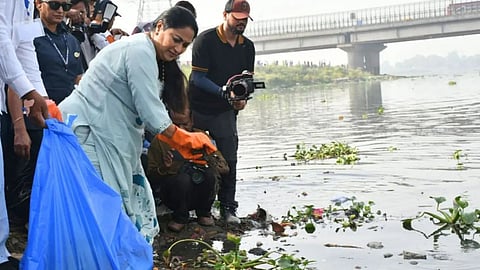 CM Rekha Gupta joins the Yamuna cleaning drive; thousands of volunteers and BJP workers contribute voluntary labor.