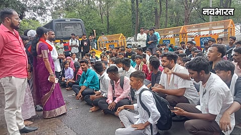 Tribal Students Protest In Nashik For Pending DBT Funds At Adivasi Vikas Ayuktalay
