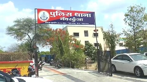 कब्र से निकाले गए 2 वर्षीय मासूम के शव के मामले में जांच के लिए पहुंचे प्रशासनिक और पुलिस अधिकारी, निजी अस्पताल पर लापरवाही के आरोप की जांच।