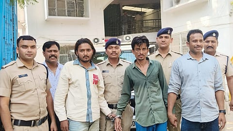 चंदन नगर पुलिस द्वारा जब्त की गई एमडी ड्रग्स और रॉयल एनफील्ड बाइक के साथ गिरफ्तार आरोपी।