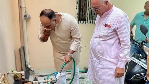 इंदौर के बिजलपुर क्षेत्र में पाइपलाइन से पानी पीकर जल गुणवत्ता की जांच करते नगर निगम के जलकार्य प्रभारी अभिषेक शर्मा।