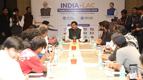 इंदौर में आयोजित ट्रेड एंड इन्वेस्टमेंट फोरम के दौरान मुख्यमंत्री डॉ. मोहन यादव लैटिन अमेरिका और कैरेबियाई देशों के राजनयिकों को संबोधित करते हुए।
