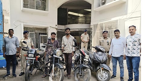 इंदौर में चंदन नगर पुलिस की गिरफ्त में वाहन चोरी के दो आरोपी और बरामद किए गए चार चोरी के दोपहिया वाहन