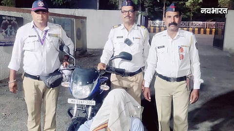wardha police arrest drunk elderly driver with high alcohol level at itwara chowk