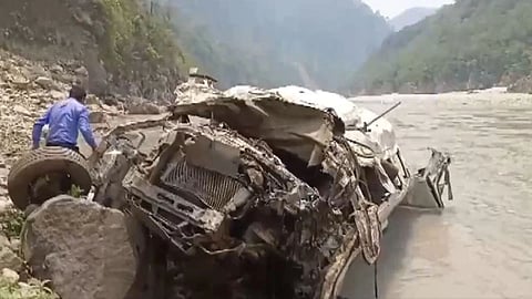 Major accident averted during Kedarnath pilgrimage; car plunges into gorge, 5 passengers have a narrow escape.