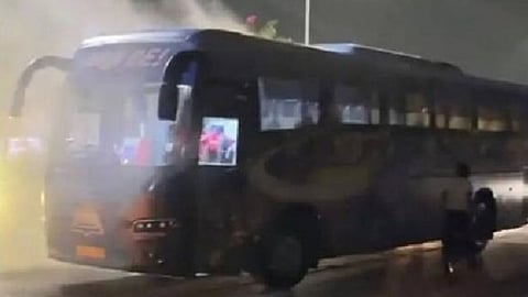 gujarat titans bus catch fire