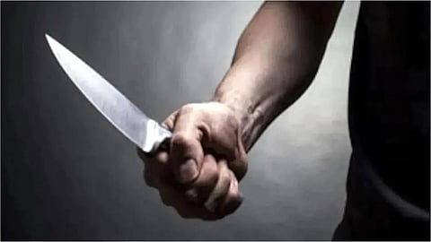 Bihar Crime: Unable to get money from his wife for alcohol, a young man slits his own throat; hospitalized.