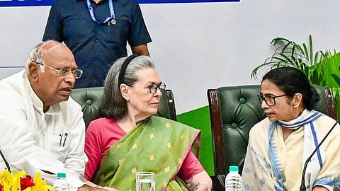 mamata banerjee: दिल्ली में क्या खिचड़ी पक रही? 5 साल बाद 10-जनपथ पहुंची ममता बनर्जी, सोनिया गांधी से मुलाकात के मायने!