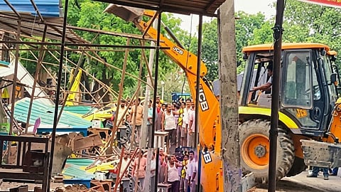 Bulldozers rolled even on a holiday; NMC cracked down in Sitabuldi and Itwari; action taken against encroachers in Nagpur.