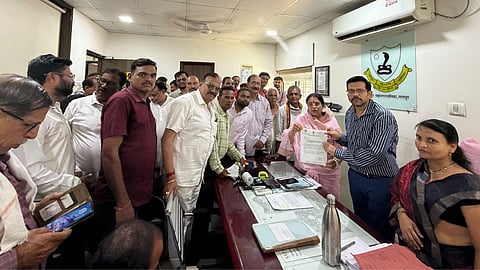 Major uproar in Nagpur's Satranjipura zone: Residents enraged after receiving notices; Assistant Commissioner gheraoed.