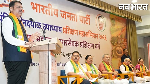 At the BJP training session in Nagpur, Fadnavis stated that corporators must play a dual role, much like a football player.