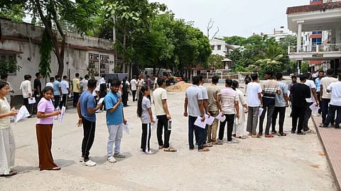 नेशनल टेस्टिंग एजेंसी (NTA) ने NEET UG 2026 री-एग्जाम का सफल आयोजन किया। देश-विदेश के 5,454 केंद्रों पर 20 लाख से अधिक अभ्यर्थियों ने परीक्षा दी। परीक्षा में बायोमेट्रिक सत्यापन, CCTV निगरानी और सुरक्षा के विशेष इंतजाम किए गए थे।