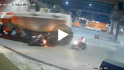 pune navale bridge accident: पुणे के नवले ब्रिज के नीचे बेलगाम ट्रक का कहर! टर्निग पर मुड़ते ही पलटा सीमेंट मिक्सर, देखें खौफनाक VIDEO