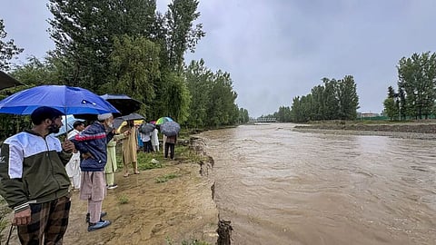 kashmir heavy rain jhelum river flood alert amarnath yatra resumes