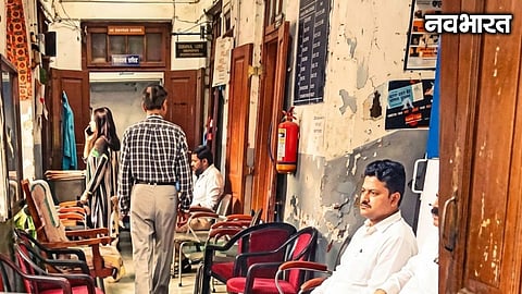 पुणे बाईपास के लिए अधिग्रहित भूमि का बढ़ा हुआ मुआवजा न देने पर सिविल कोर्ट का एक्शन। PWD दफ्तर से 15 कंप्यूटर, प्रिंटर और फर्नीचर जब्त किए गए।
