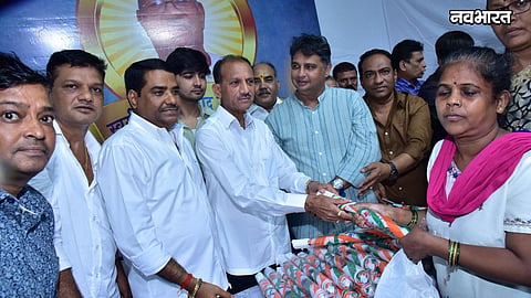 thane 1000 umbrellas distributed on 6th death anniversary of late deviprasad upadhyay