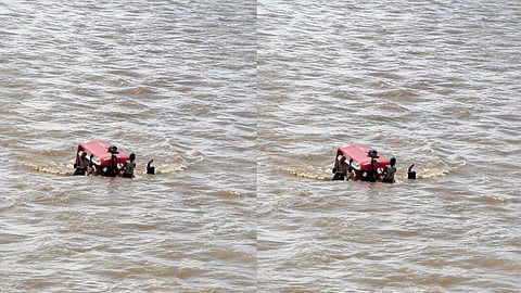 wainganga river tractor submerged mohadi driver rescue