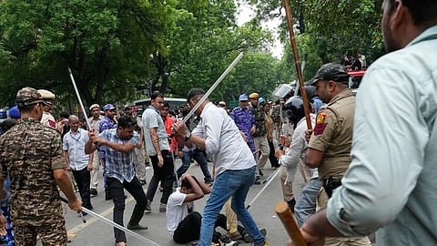 delhi police lathi charge