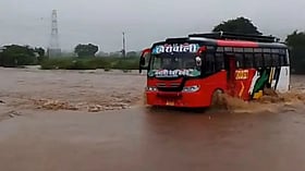 डिंडोरी: उफनाते पुल से बस निकालना पड़ा भारी, प्रशासन की सख्त कार्रवाई, चालक पर मामला दर्ज