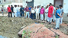 आगरा में धंसी सड़क देख भड़के मंत्री योगेंद्र उपाध्याय; अधिकारियों को लगाई फटकार, कहा- लापरवाही बर्दाश्त नहीं