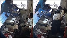 ग्रेटर नोएडा में साइबर कैफे पर दिनदहाड़े धावा, पिस्टल दिखाकर लूटे 80 हजार रुपये; CCTV में कैद वारदात