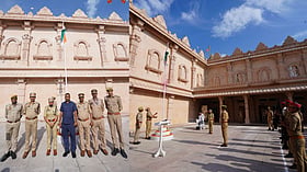 राम मंदिर में शान से लहराया तिरंगा, बच्ची को छोड़ने वालों की तलाश करने वाले पुलिसकर्मियों को किया गया सम्मानित