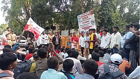 नासिक में आदिवासी युवाओं का प्रदर्शन, मंत्री के इस्तीफे की मांग, सरकार को दी दो दिन की मोहलत