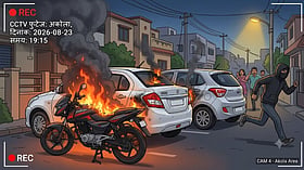 अकोला में खड़ी बाइक में लगाई अज्ञातों ने आग, चपेट में आईं 2 कारें; घटना CCTV में कैद घटना