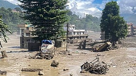 नेपाल से आई बड़ी खबर, बाढ़ में बह गए 9 बैंक, 26 कर्मचारी लापता, देखें रेस्क्यू ऑपरेशन का खौफनाक नजारा