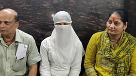 दुष्कर्म के बाद ब्लैकमेलिंग से टूट गई छात्रा की हिम्मत, आत्महत्या करने पहुंची युवती को समाजसेवियों ने बचाया