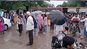 Wardha News: बारिश में हिंगणघाट बस स्टैंड की बदहाली, छत के अभाव में खुले में इंतजार कर रहे यात्री