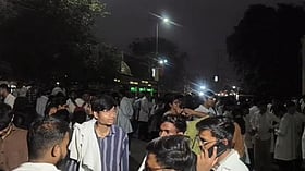 इंटर्न डॉक्टरों के आंदोलन का तीसरा दिन: सड़क पर वाहन और अस्पताल में अटका इलाज, OPD बंद होने से जनता बेहाल