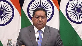 समुद्र में पाक जहाज की नापाक हरकत, भारतीय युद्धपोत से टकराने पर भारत ने लगाई फटकार