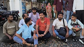 Varanasi: पांडेयपुर में पत्रकार से बदसलूकी और मारपीट के आरोप; धरने पर बैठे पत्रकार, लालपुर थाने में जुटी भीड़