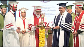 स्वयं ज्ञान का प्रकाश बनें... MGM दीक्षांत समारोह में विद्यार्थियों से प्रो. उन्नत पंडित का आह्वान