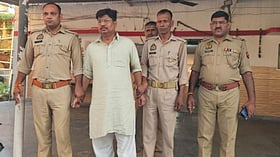 मथुरा में सपा नेता राजन रिजवी गिरफ्तार; महिला बैंककर्मी की शिकायत पर अलीगढ़ से पकड़ा गया, पूछताछ जारी