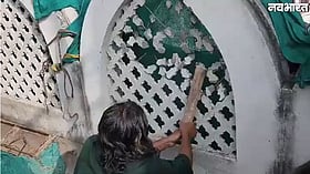 या अल्लाह की दुआएं और छलके आंसू...उज्जैन शाही मस्जिद का हिस्सा खुद हटाते दिखे लोग; VIDEO हुआ वायरल