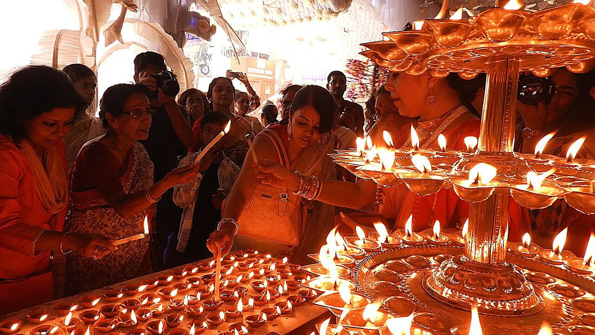 संधि पूजा: नवरात्रि के नौवें दिन बंगाल की दुर्गा पूजा में 108 दीप और ...