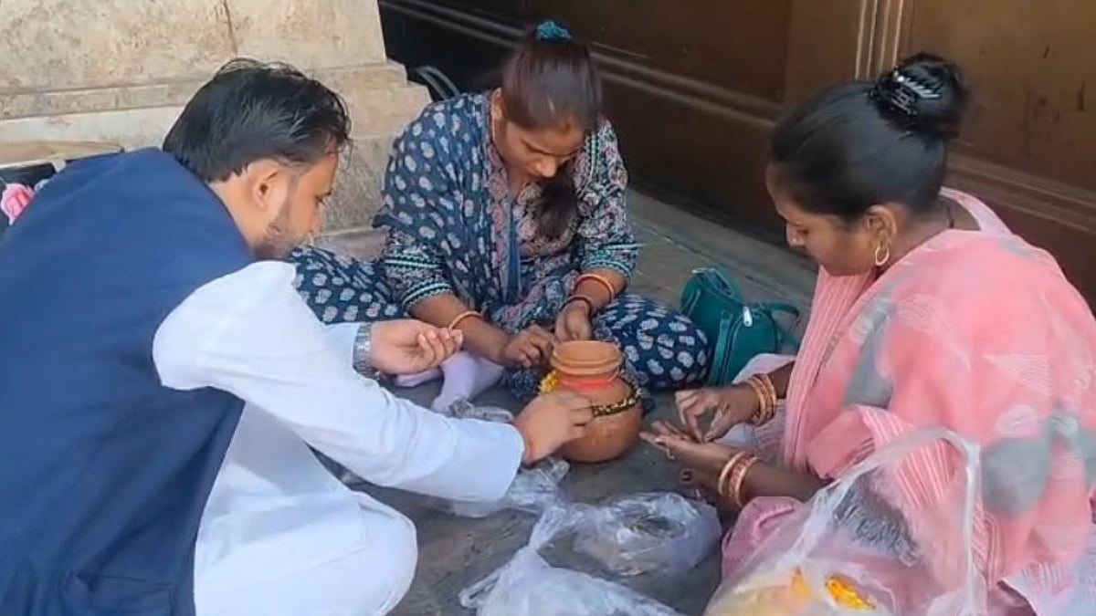 यूपी की राजनीति में विरोधाभास: एक तरफ देवी-देवताओं को नकारने की शपथ, तो दूसरी तरफ मायावती की दुर्गा रूप में पूजा