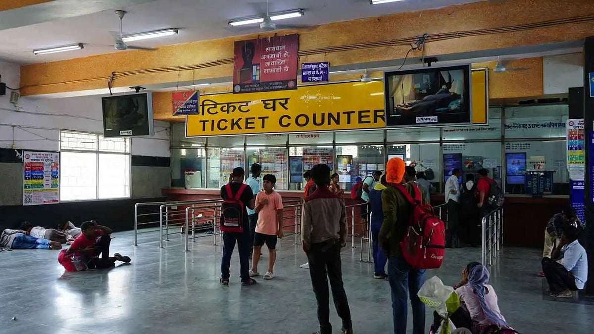 रेलवे आरक्षण काउंटरों से टिकट बुक करने पर मात्र 45 पैसे में मिलेगा 10 लाख रुपए का यात्रा बीमा