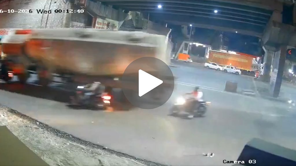 Pune Navale Bridge Accident Tanker Overturned Gig Worker Killed Video ...