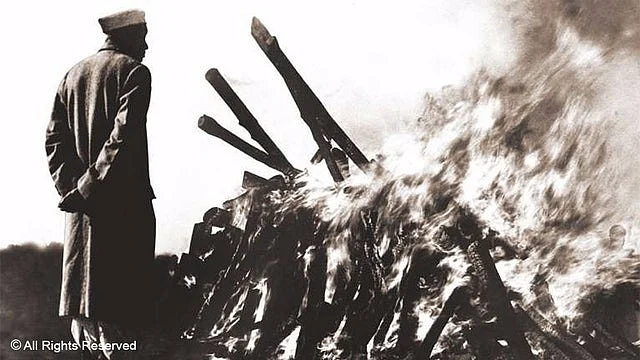 31 जनवरी, 1948 को महात्मा गांधी की चिता पर सतर्कता से खड़े पूर्व प्रधानमंत्री नेहरू