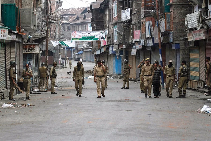 श्रीनगर में कर्फ्यू के दौरान गश्त करते अर्धसैनिक बलों के जवान/फोटो - गेटी