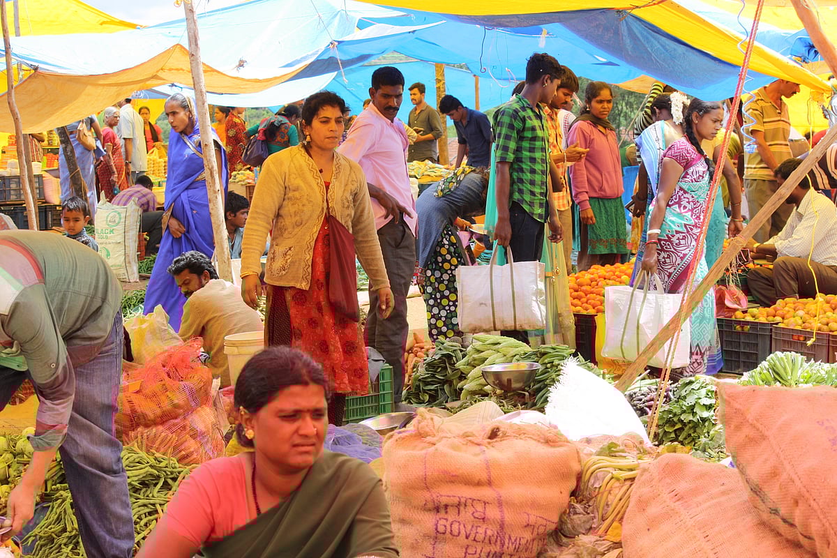 

कर्नाटक के पहाड़ी क्षेत्र मदिकेरी में ताजी सब्जियां बेचती महिलाएं