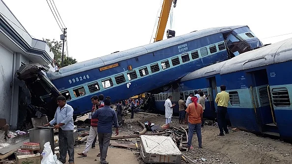 शनिवार को दुर्घटनाग्रस्त हुई उत्कल एक्सप्रेस / फोटो : Hindustan Times via Getty Images
