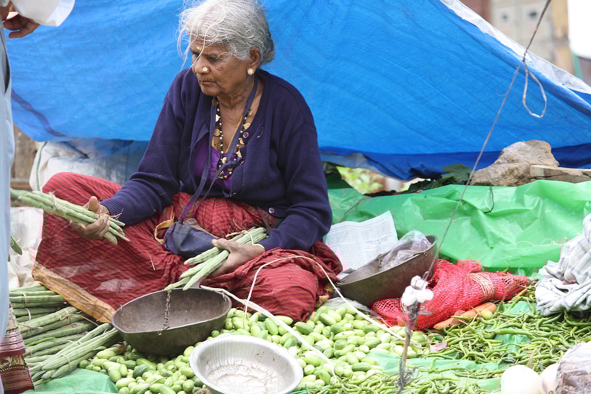 

कर्नाटक के पहाड़ी क्षेत्र मदिकेरी में ताजी सब्जियां बेचती महिलाएं