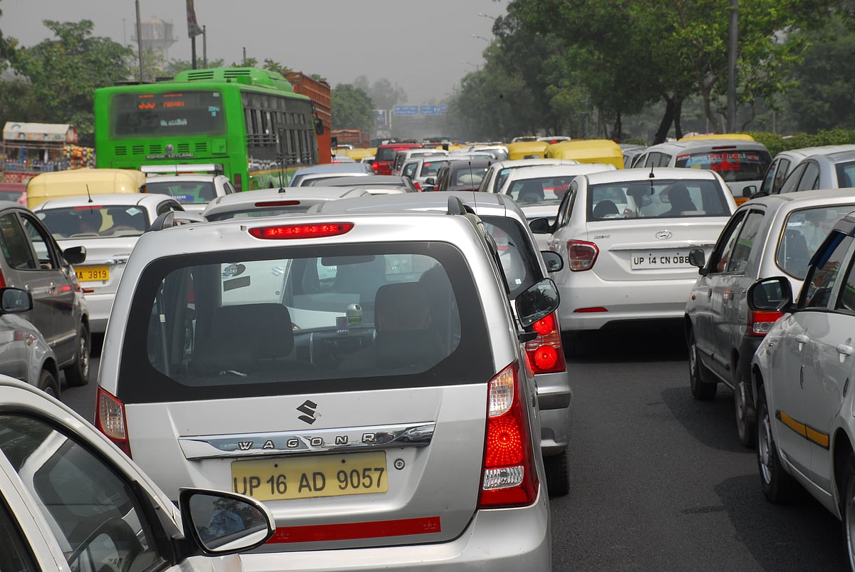 ट्रैफिक जाम में फंसी गाड़ियां