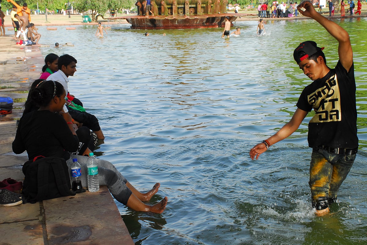 

दिल्ली की गर्मी से निजात पाने में जुटे लोग